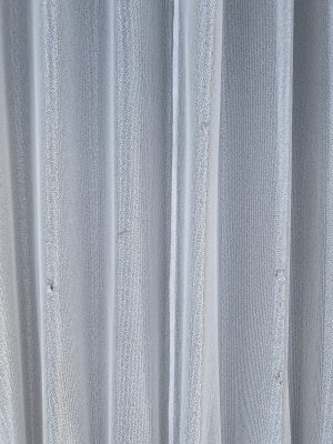 大分の住宅で昼間にカーテンを閉め切っている様子。窓の視線対策前の悩み。