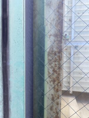 窓ガラスサッシの施工方法確認。パテおよび塩ビビートの状態診断。