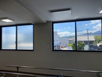 大分 就労支援施設 窓ガラスフィルム 目隠し 施工事例 すりガラス調