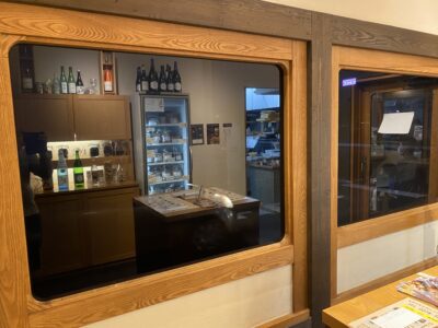 夜間・店内からミラーフィルム越しに外を見た状態