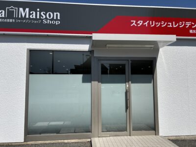 施工前：既存フィルム剥離前の店舗ガラス面