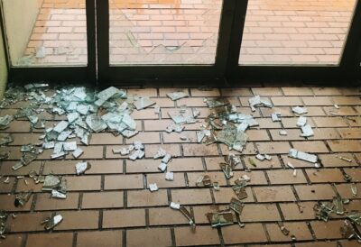 実際に地震で割れた窓ガラスの破片が床一面に散乱している写真