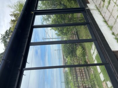 別府市の道路側の窓にマジックミラー調フィルムを施工した後の外観