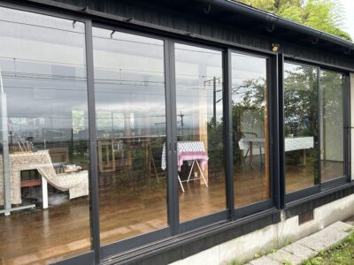 大分市の住宅で窓ガラスフィルム施工前の大きな窓